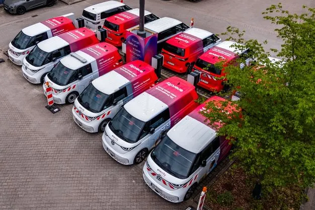 Auf dem Gelände von Enercity stehen zwölf Nutzfahrzeuge.
